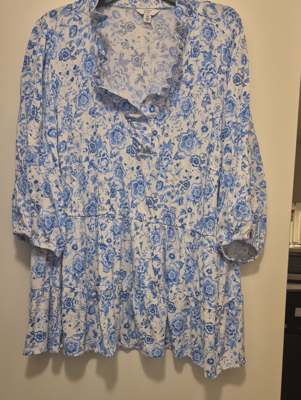 crown & ivy Blue and White Floral Peplum Button-Front Tunic